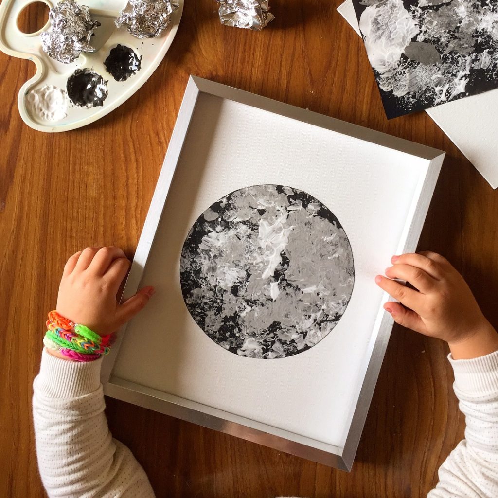 créer une lune avec de la peinture et du papier aluminium