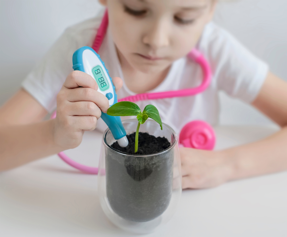 enfant qui étudie les plantes