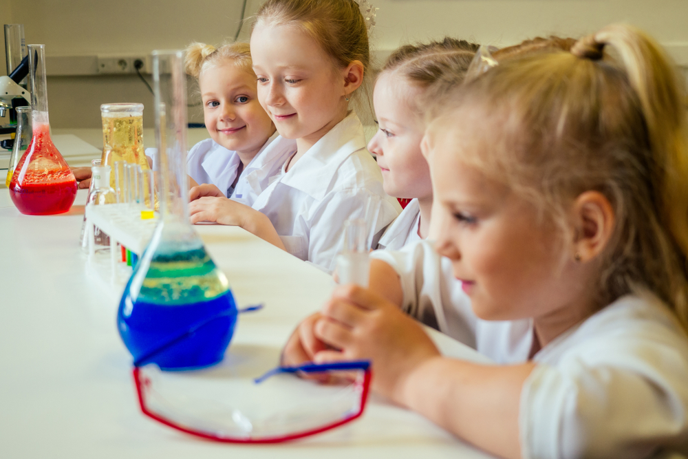 enfants en classe de sciences