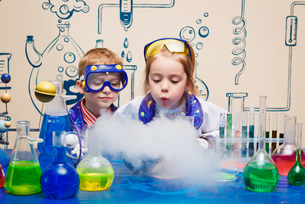 Une Jolie Petite Fille Fait Des Expériences Physiques Avec De L'eau à La  Maison. Un Enfant Ajoute Des Produits Chimiques à Une Expérience Avec De  L'eau Colorée.