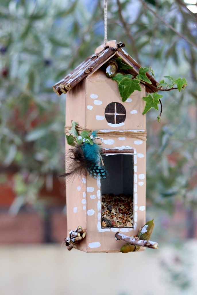 Cabane d'oiseau en bois recyclé