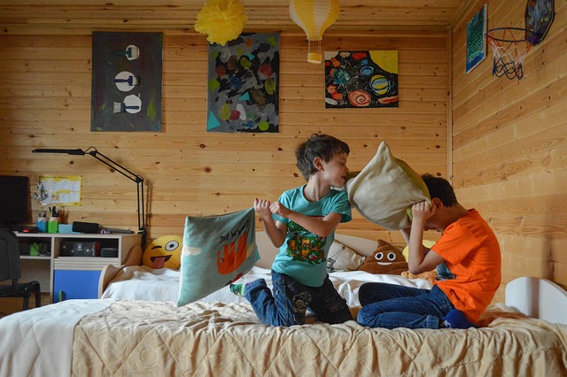 enfants qui jouent dans leur chambre à bataille de coussins. Image par Victoria de Pixabay