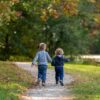 enfants en vacances d'automne par Joshua Choate