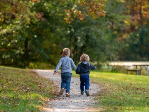 enfants en vacances d'automne par Joshua Choate