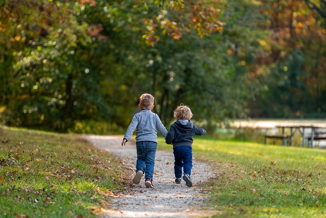enfants en vacances d'automne par Joshua Choate