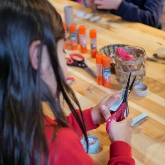 Atelier créatif en famille sur le stand de La Tribu des Idées au Salon Création et Savoir-Faire