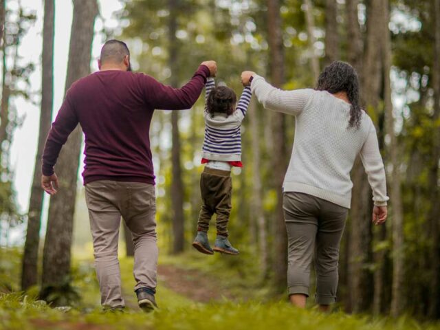 Photo de Caleb Oquendo-homme-et-femme-portant-enfant-en-bas-age