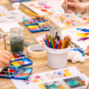 enfants qui participent a un atelier creatif