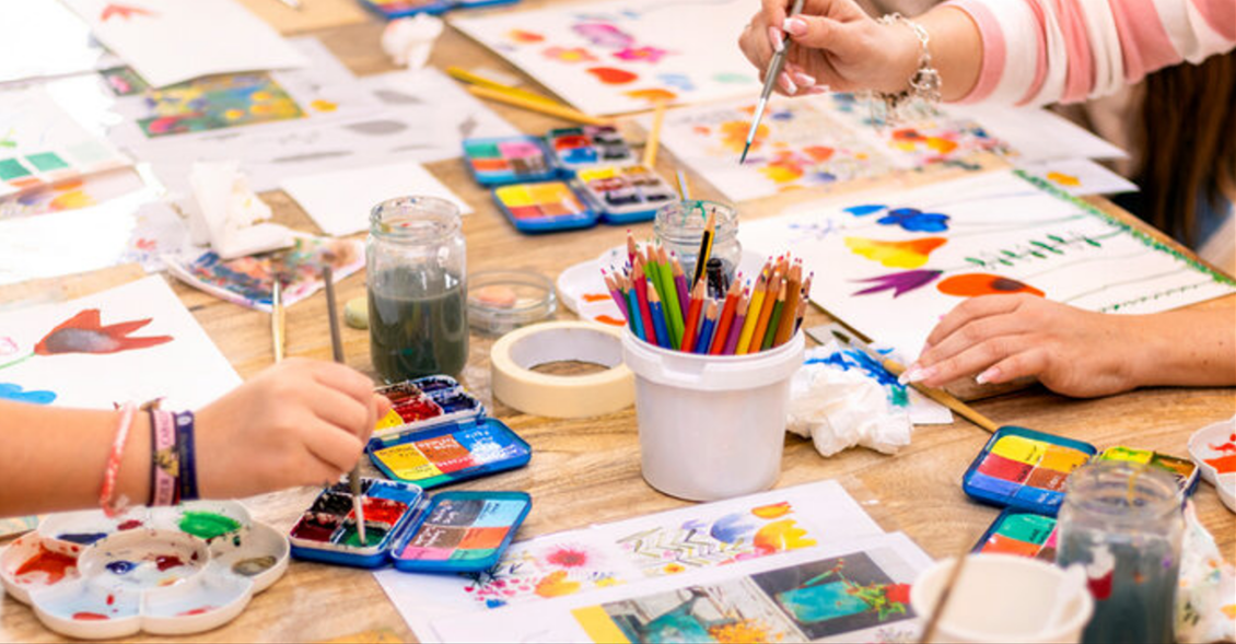 enfants qui participent a un atelier creatif
