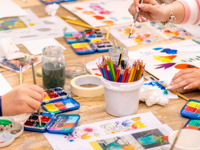enfants qui participent a un atelier creatif