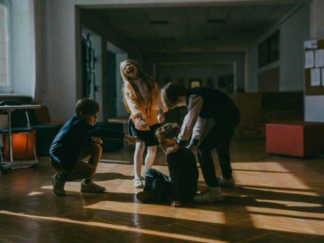 Photo de Mikhail Nilov-ecole-enfants-etudiants-garcons-harcelement