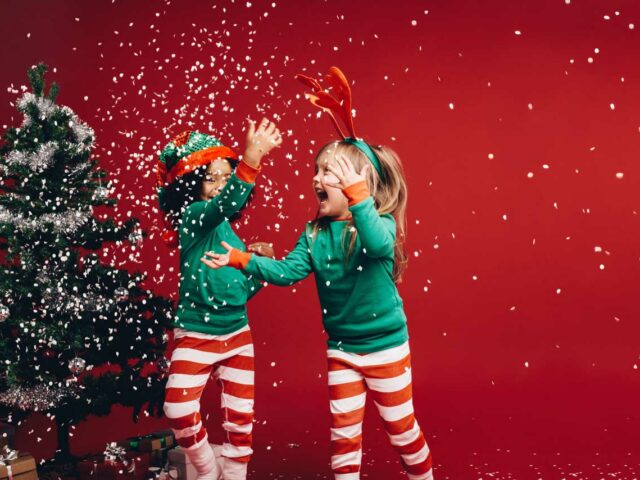 des enfants qui jouent avec de la neige artificielle non toxique