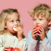 deux enfants en train de manger un gouter sain grace aux idées de la tribu