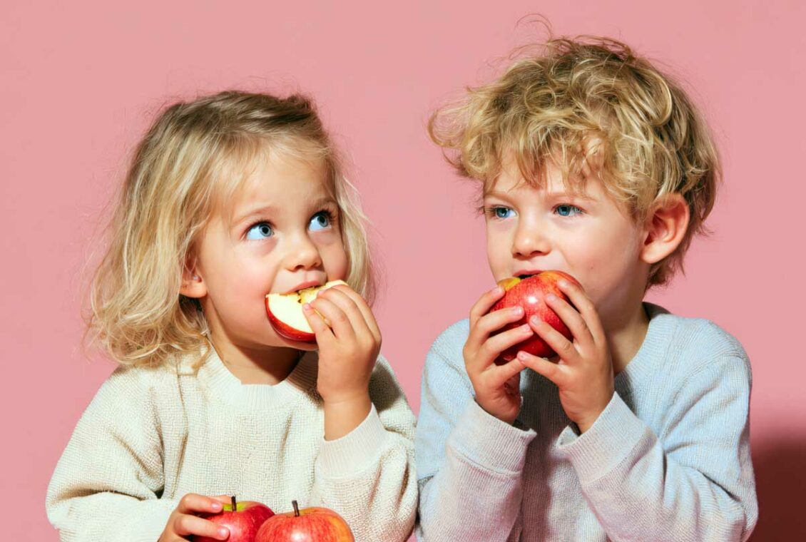 deux enfants en train de manger un gouter sain grace aux idées de la tribu