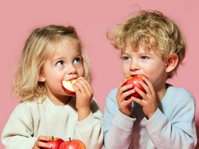 deux enfants en train de manger un gouter sain grace aux idées de la tribu