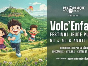 enfants qui courent vers animations au sommet du puy de Dôme, avec vue panoramique sur les volcans d’Auvergne.