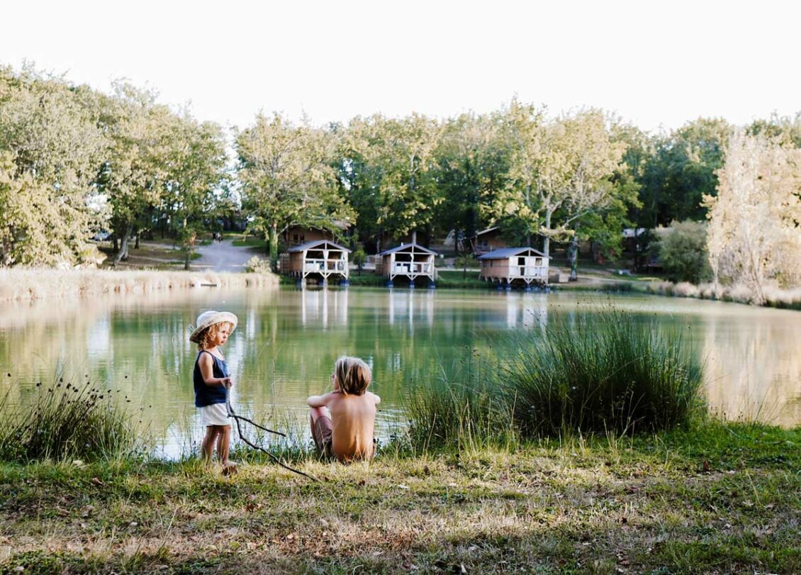 Lodges et cabanes en pleine nature dans le Gers, avec lac, végétation et ambiance bohème.