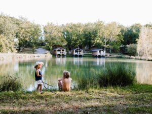 Lodges et cabanes en pleine nature dans le Gers, avec lac, végétation et ambiance bohème.