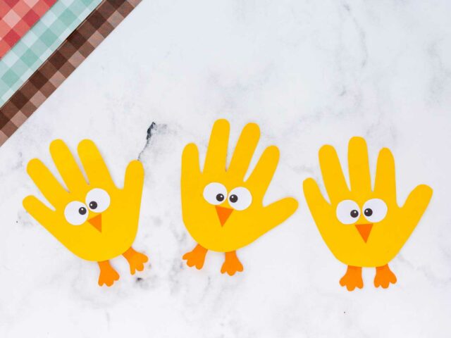 Bricolage de Pâques pour enfants : poussins en empreintes de main